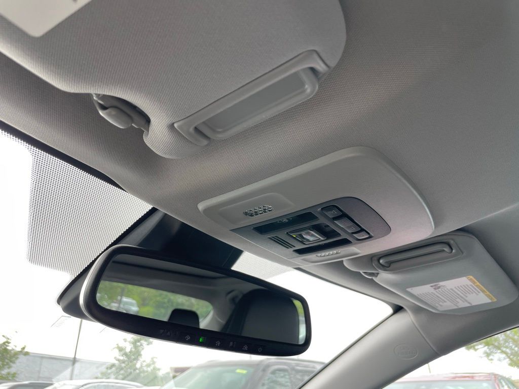 Vehicle image 19 of 34