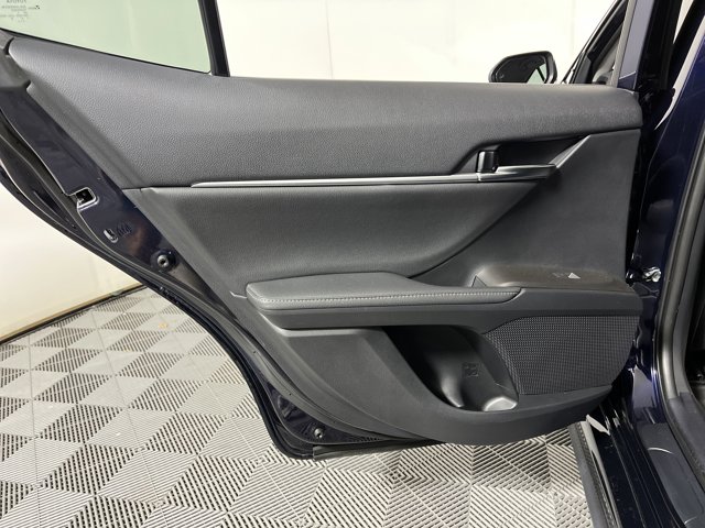 Vehicle image 21 of 27