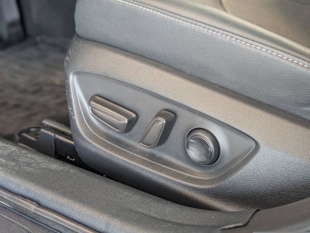 Vehicle image 33 of 44