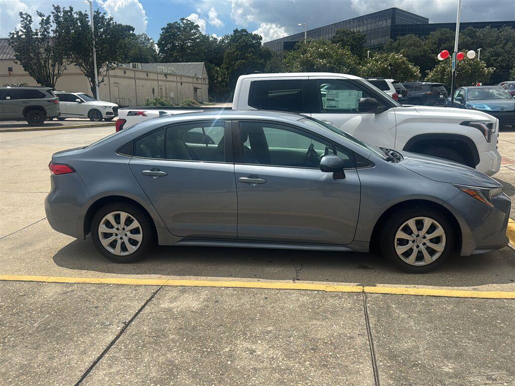2022 Toyota Corolla LE Image 2 of 4