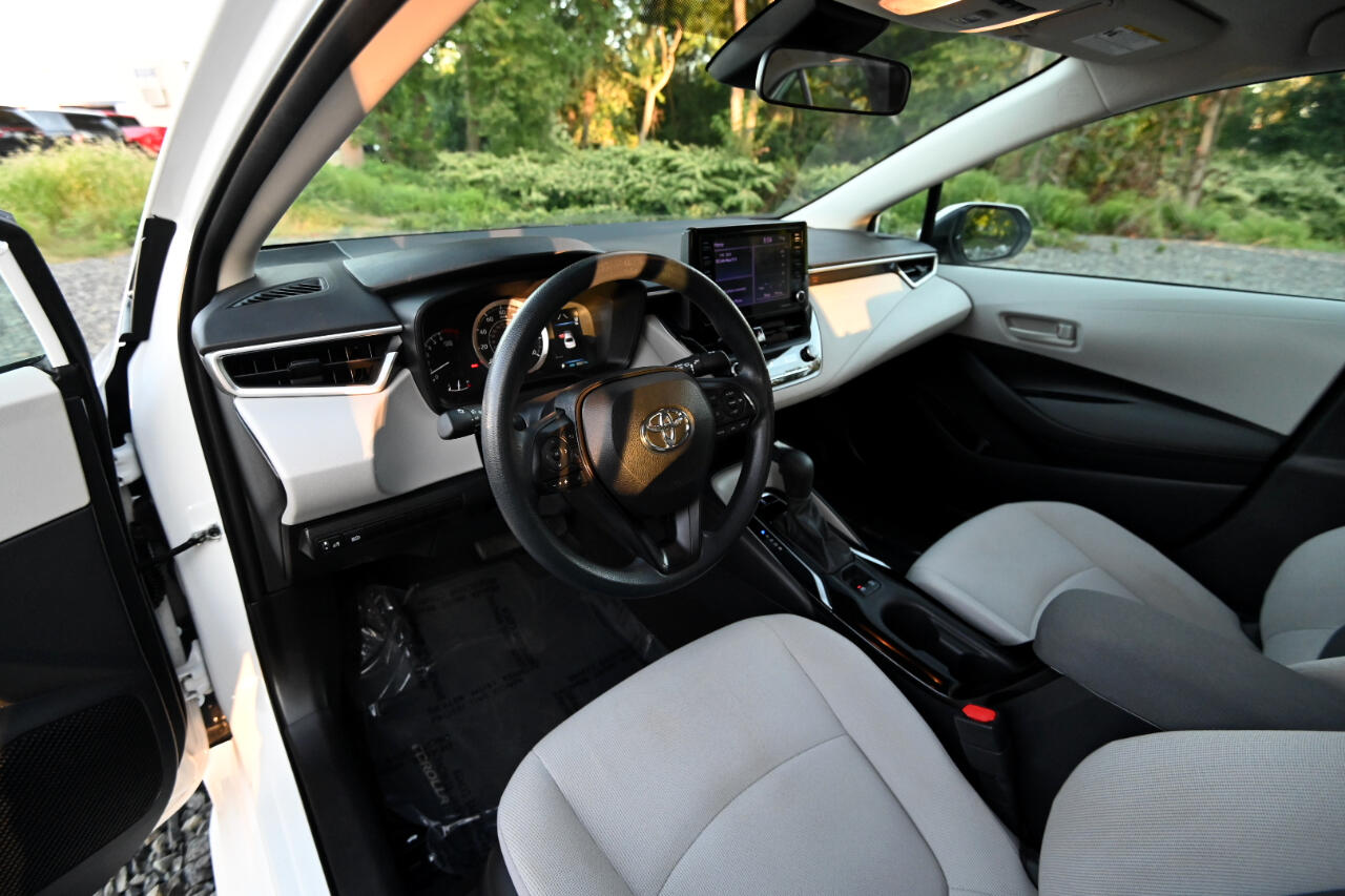 Vehicle image 33 of 42
