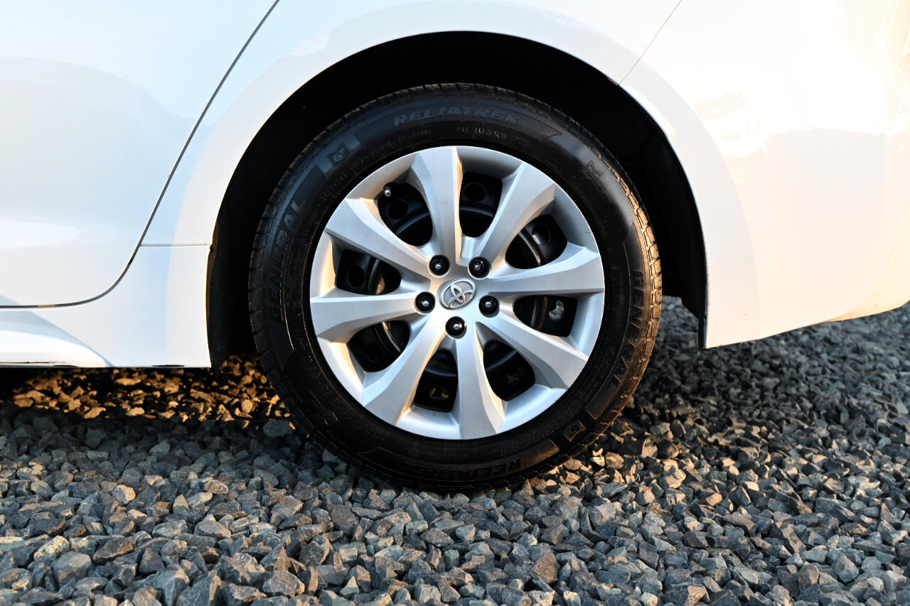 Vehicle image 11 of 42