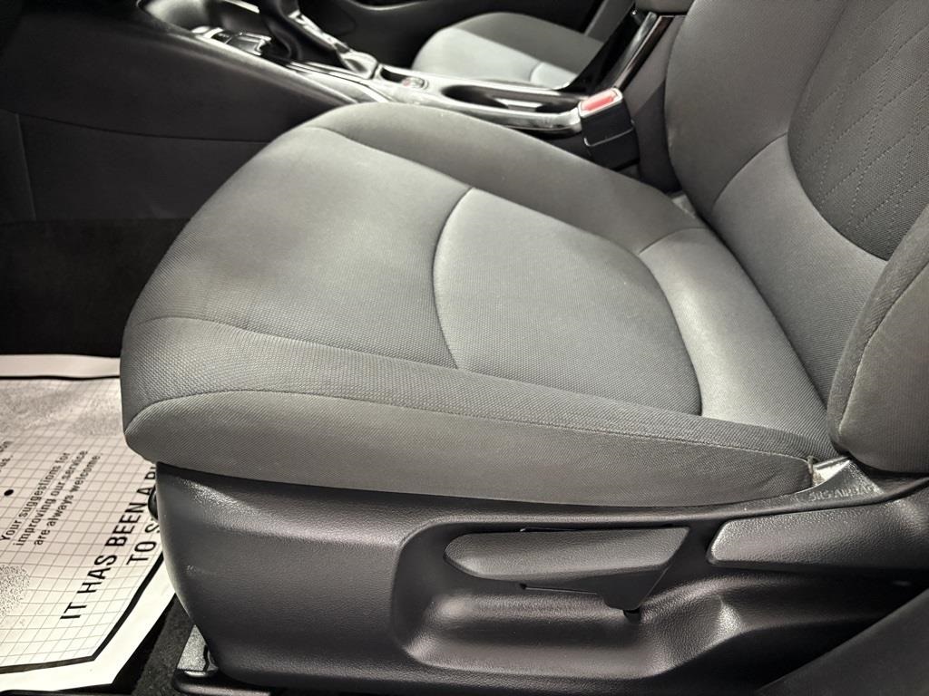 Vehicle image 10 of 40
