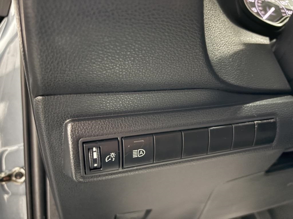Vehicle image 11 of 40