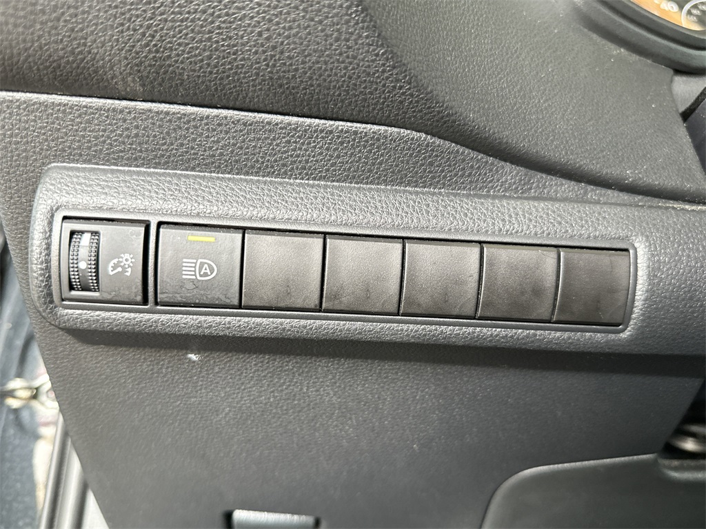 Vehicle image 17 of 39