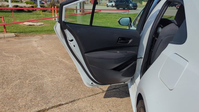 Vehicle image 14 of 32