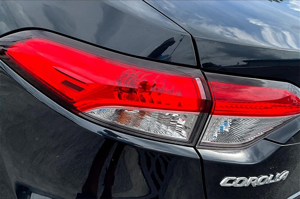Vehicle image 24 of 27