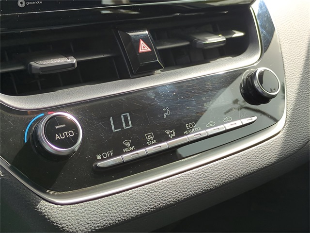 Vehicle image 27 of 33