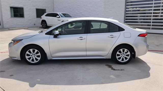 Vehicle image 8 of 34