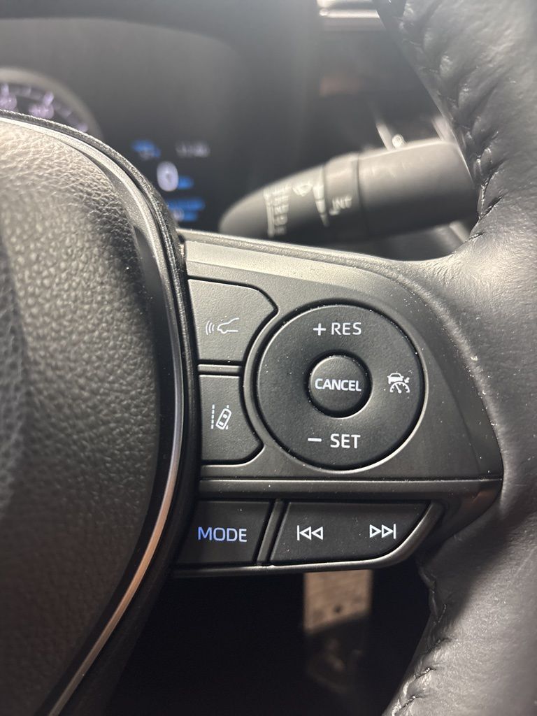 Vehicle image 21 of 41