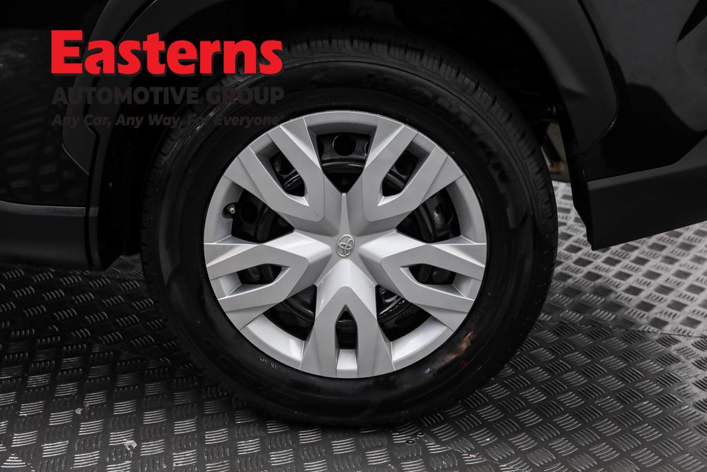 2022 Toyota Corolla Cross L Image 38 of 63