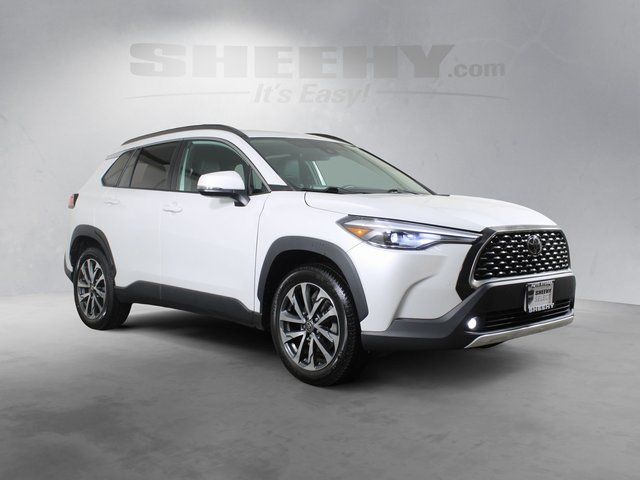 2022 Toyota Corolla Cross XLE Image 3 of 28