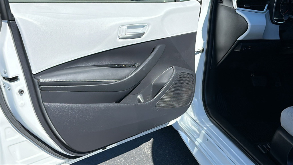 Vehicle image 24 of 30