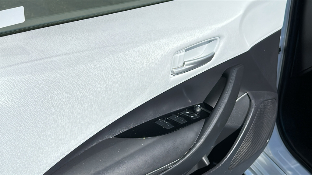 Vehicle image 23 of 30