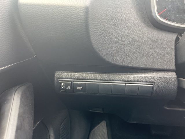 Vehicle image 18 of 25