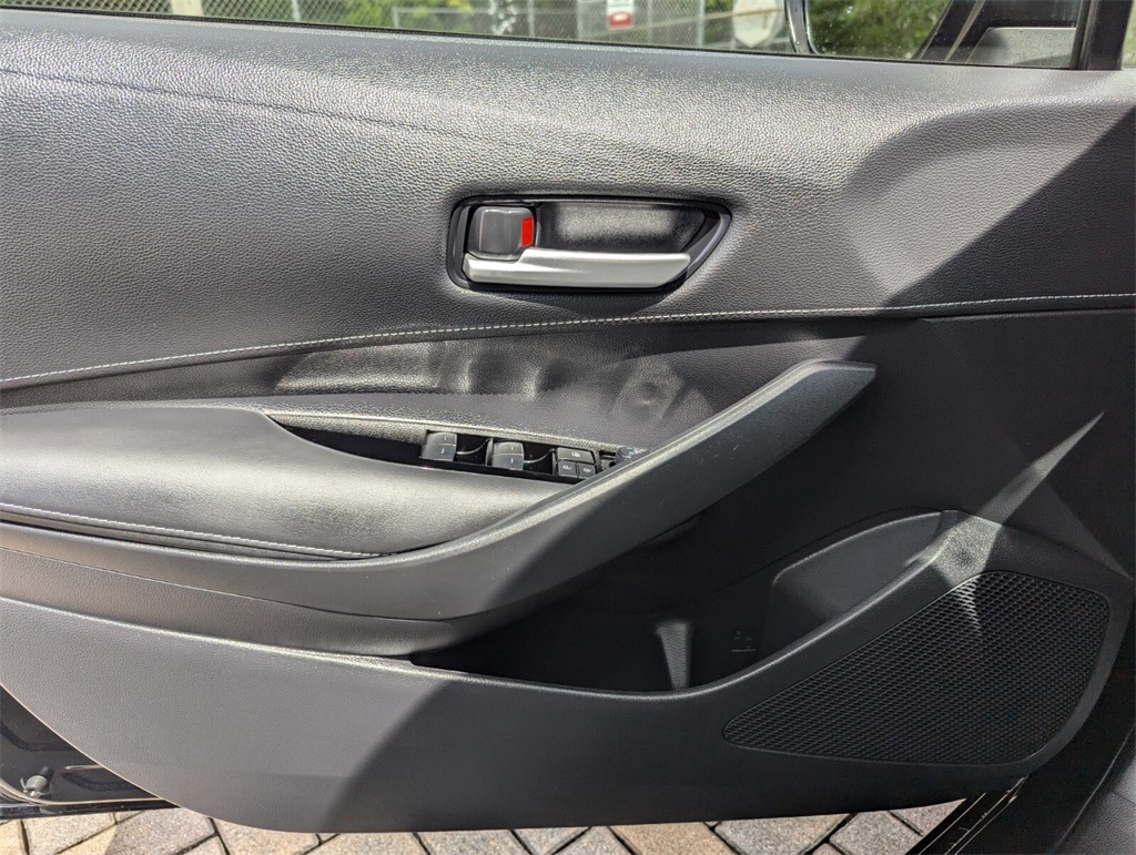 Vehicle image 27 of 34