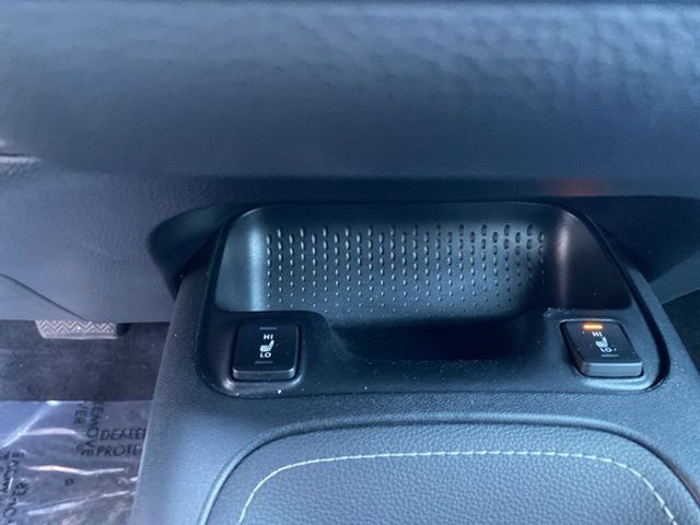 Vehicle image 24 of 30