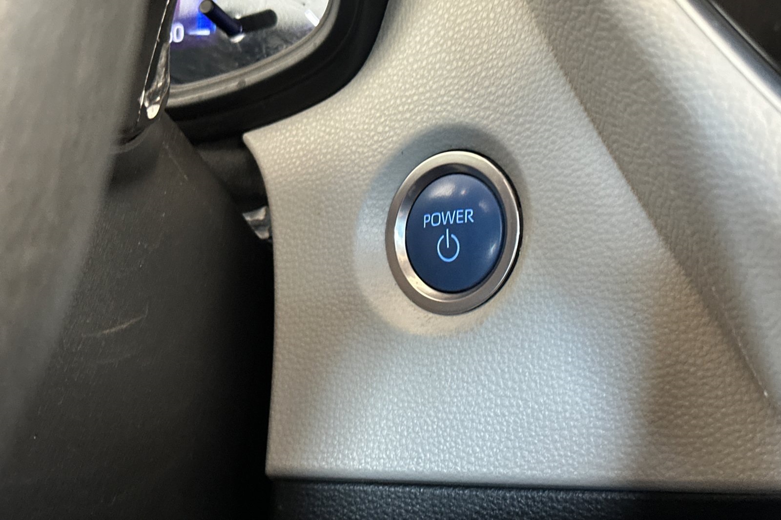 Vehicle image 23 of 33