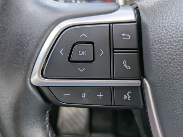Vehicle image 10 of 32