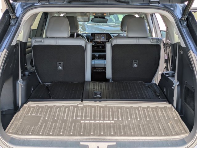 Vehicle image 25 of 32