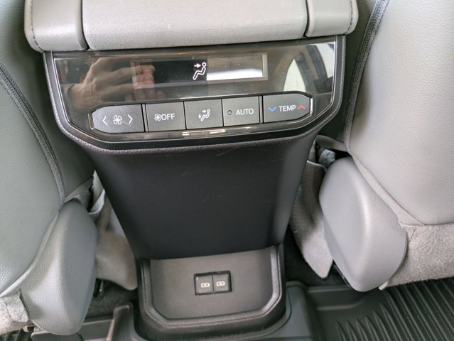 Vehicle image 21 of 32