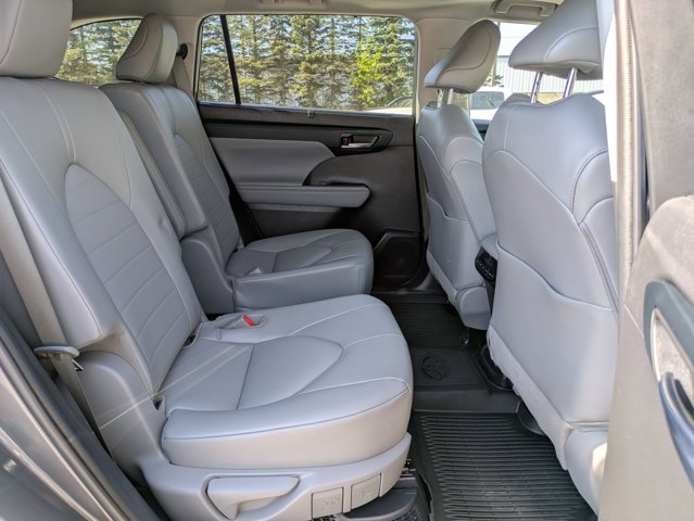 Vehicle image 27 of 32