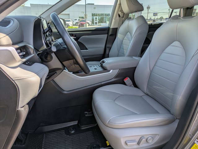 Vehicle image 7 of 32