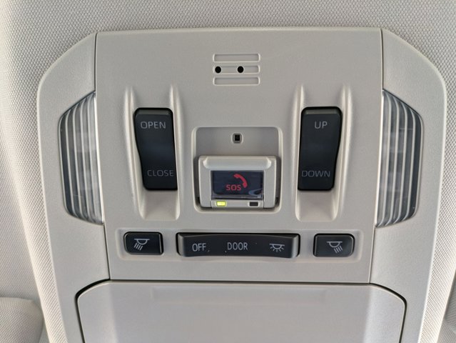 Vehicle image 17 of 32