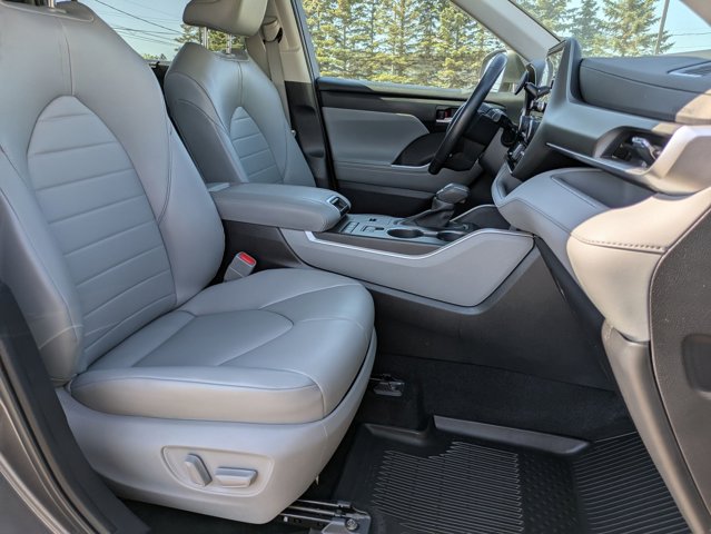 Vehicle image 28 of 32
