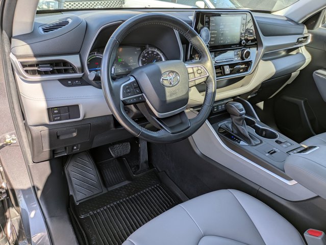 Vehicle image 8 of 32