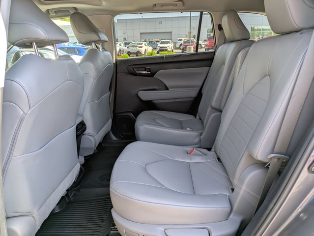 Vehicle image 22 of 32