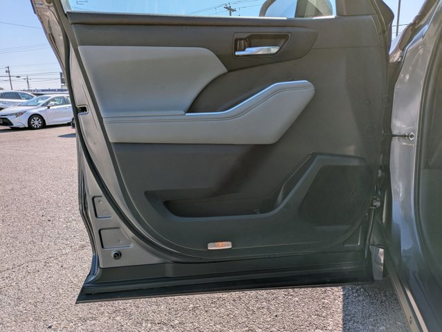 Vehicle image 6 of 32