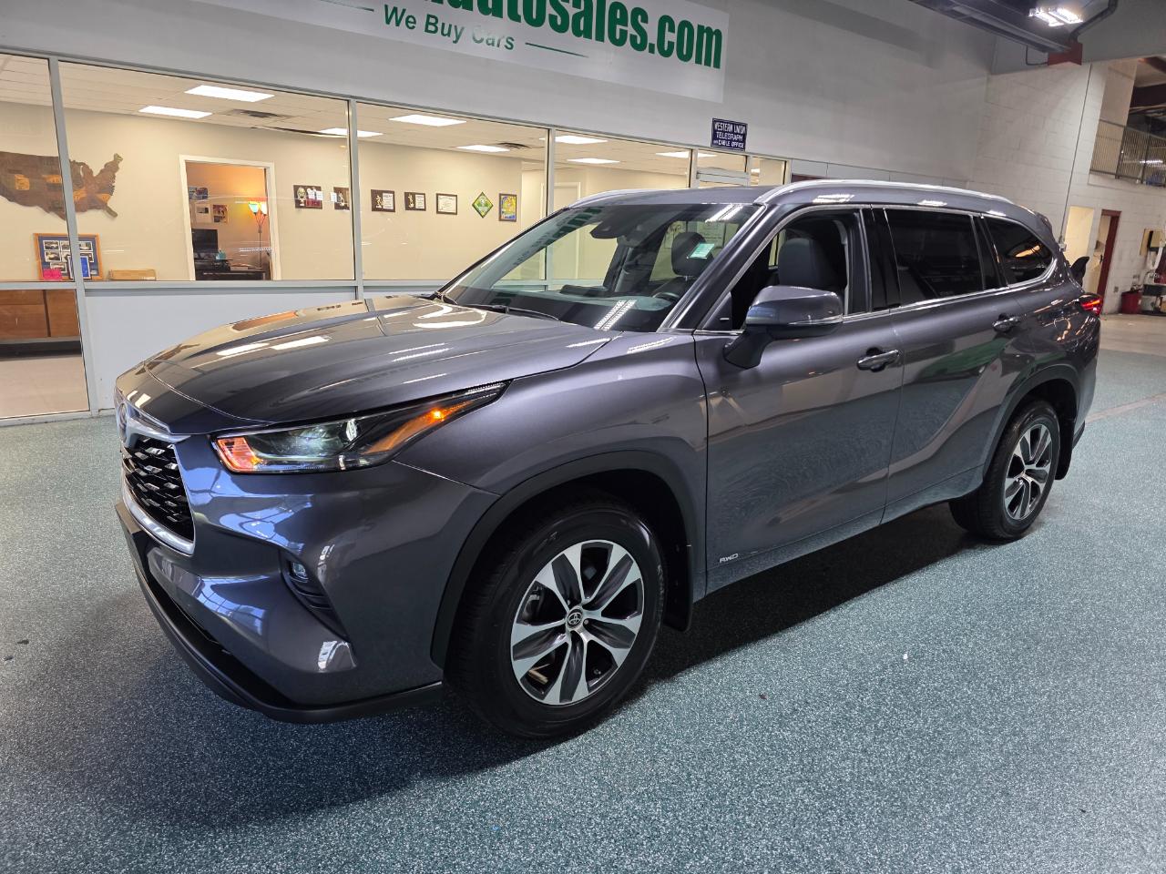 2022 Toyota Highlander Hybrid XLE Image 1 of 46