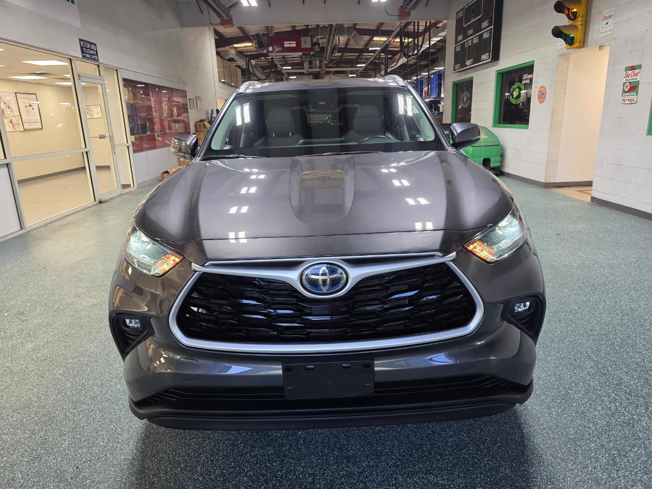 2022 Toyota Highlander Hybrid XLE Image 2 of 46