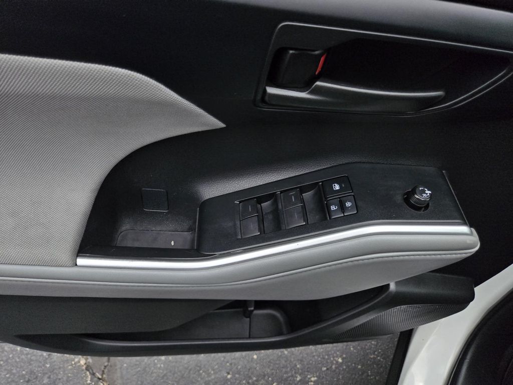 Vehicle image 25 of 30