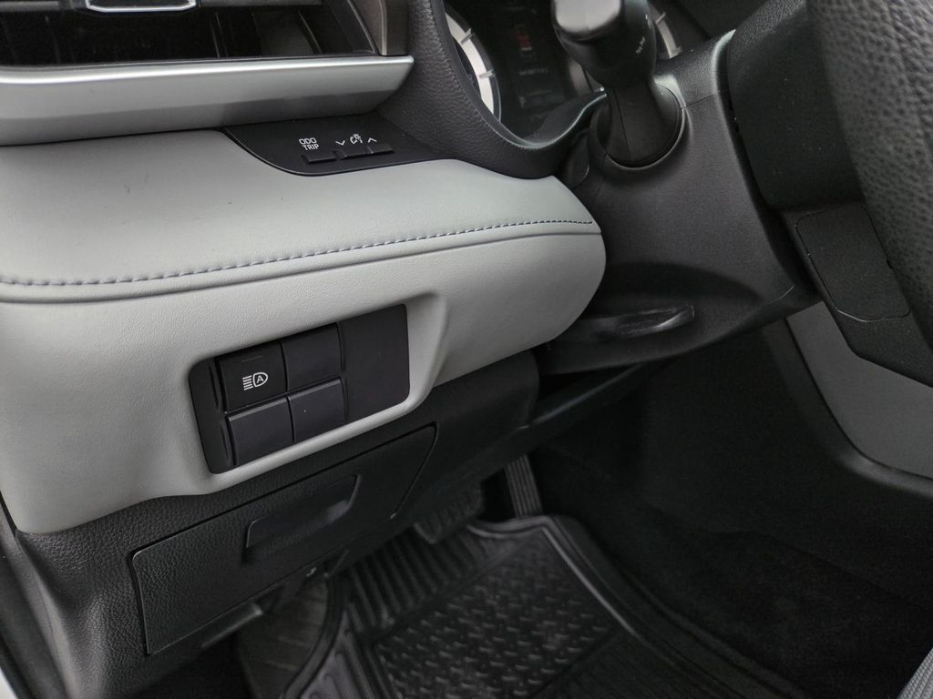 Vehicle image 26 of 30