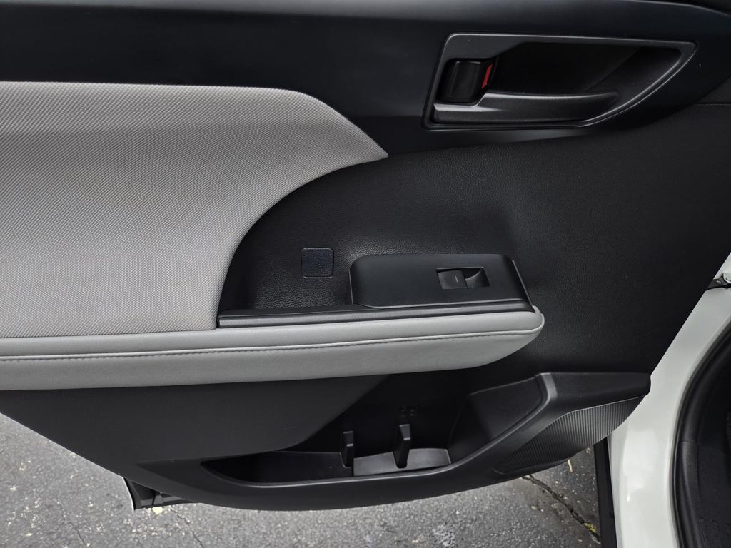 Vehicle image 18 of 30