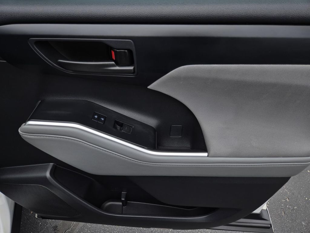 Vehicle image 19 of 30