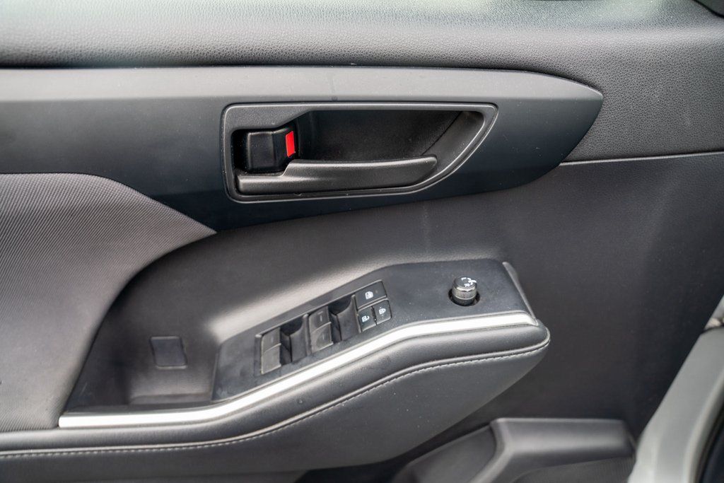 Vehicle image 27 of 36