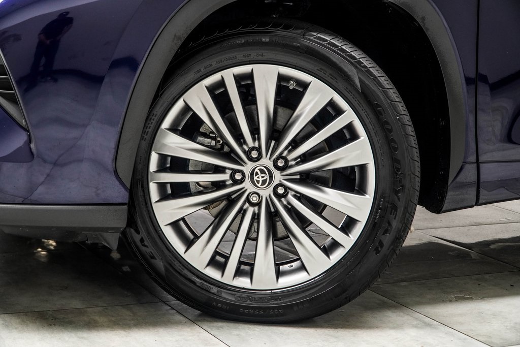 Vehicle image 11 of 42