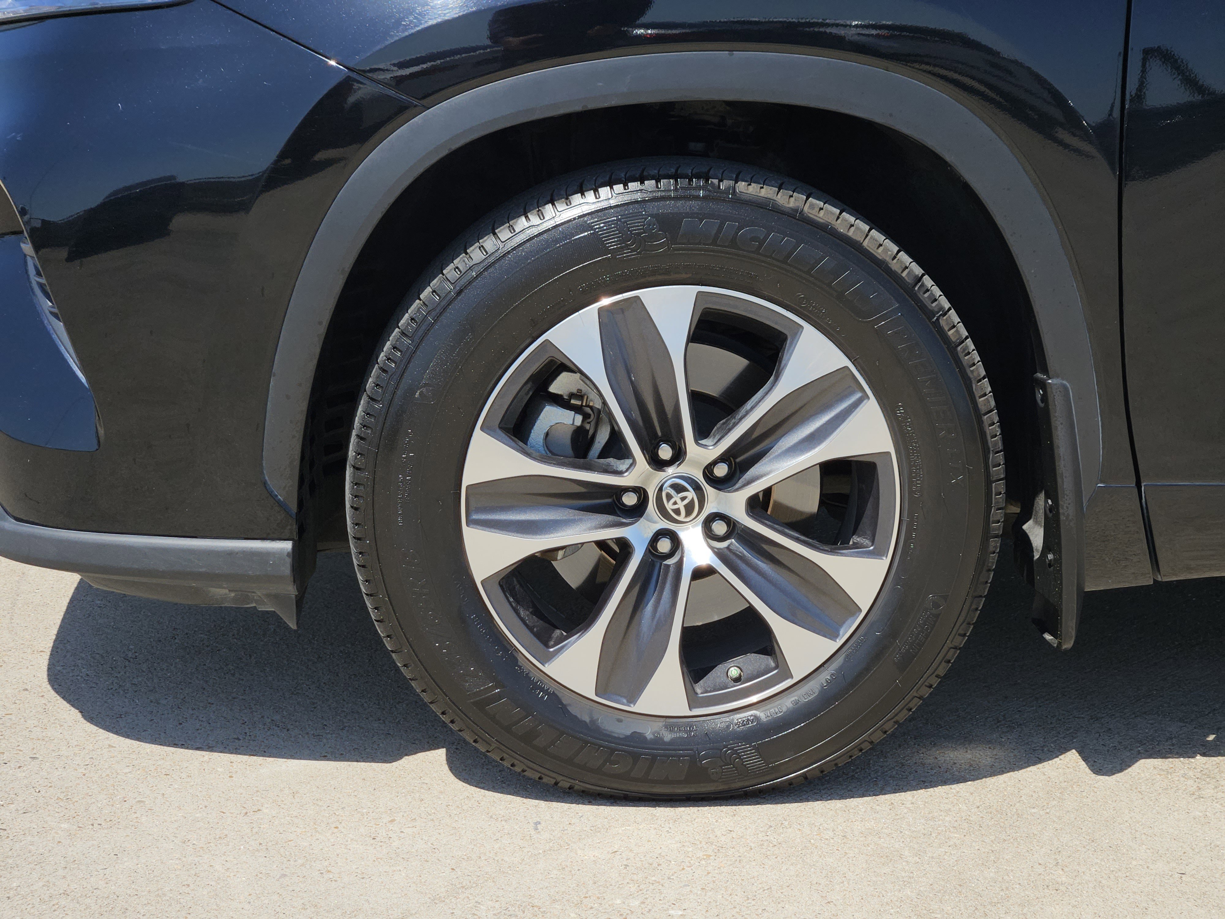 Vehicle image 8 of 24