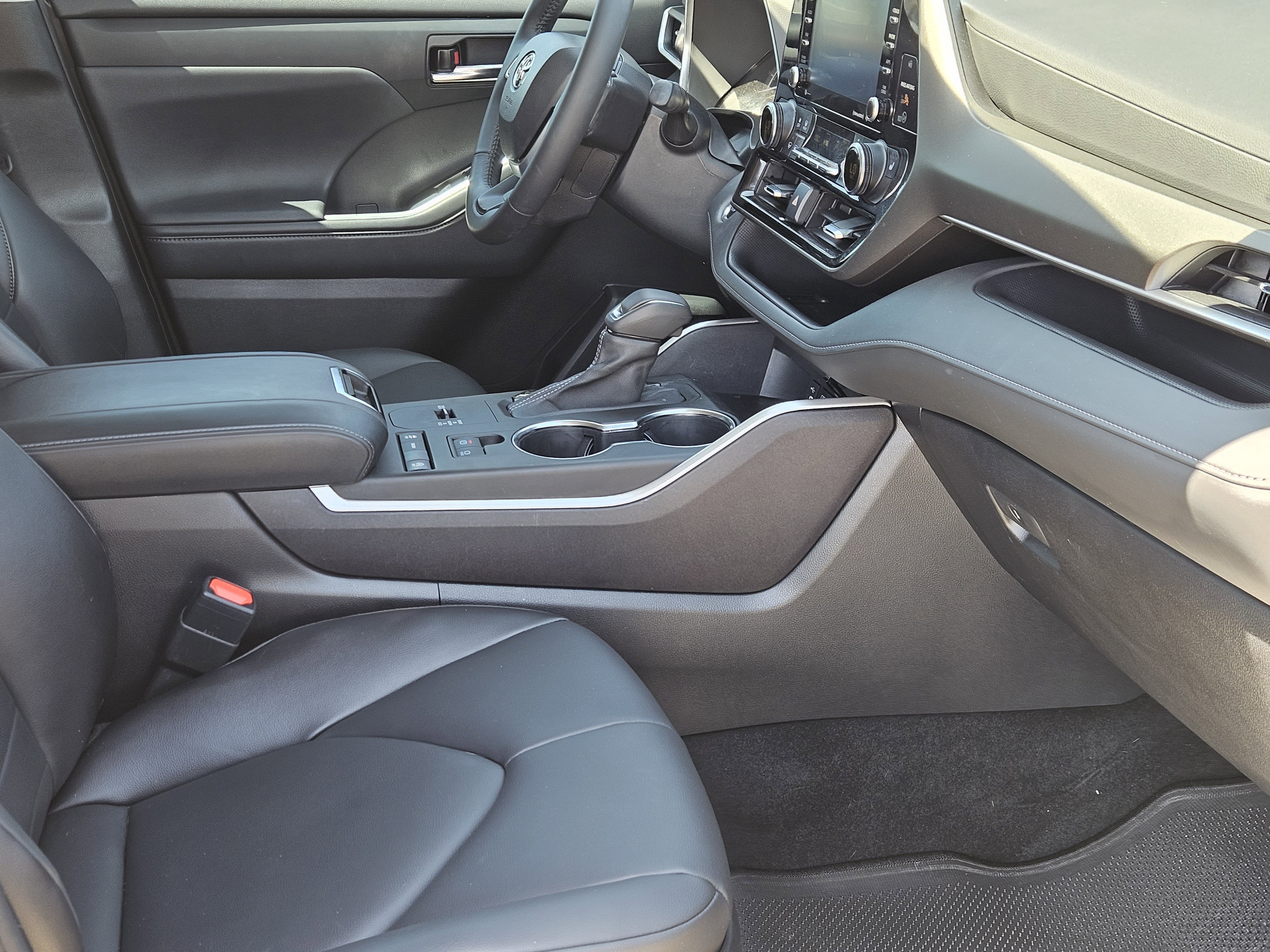 Vehicle image 10 of 24
