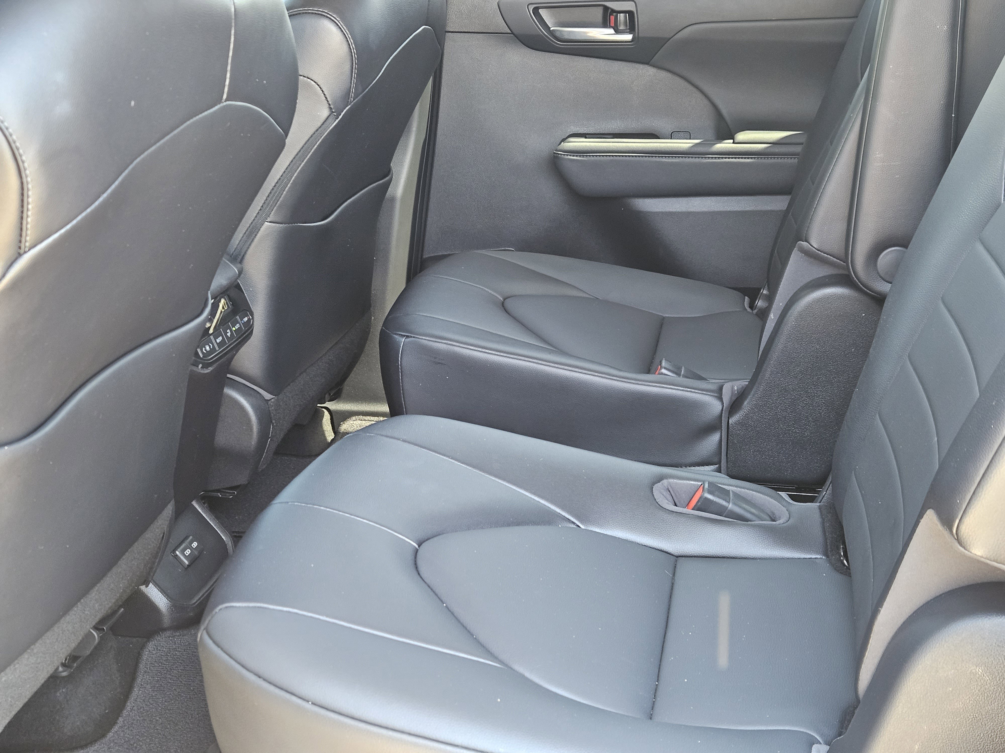Vehicle image 21 of 24
