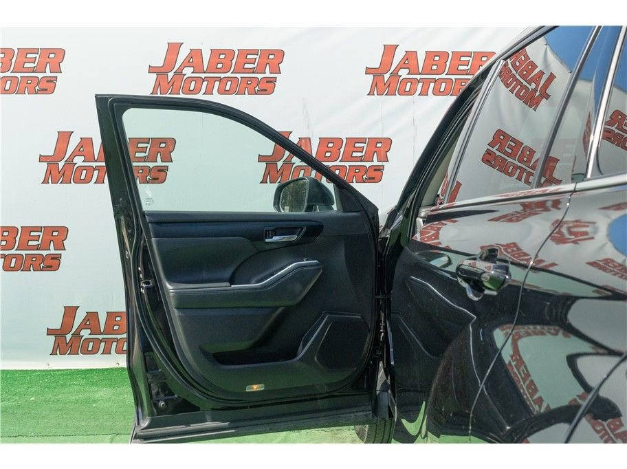 Vehicle image 25 of 41