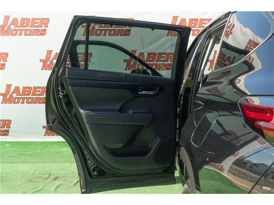 Vehicle image 27 of 41