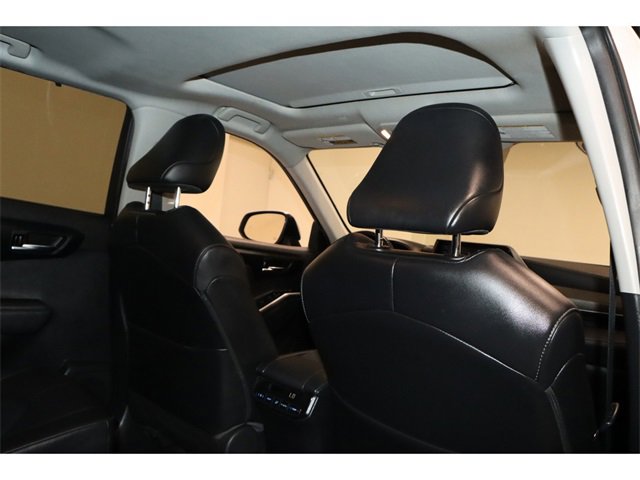 Vehicle image 24 of 31