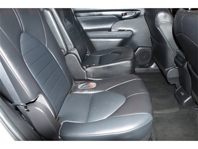 Vehicle image 25 of 31