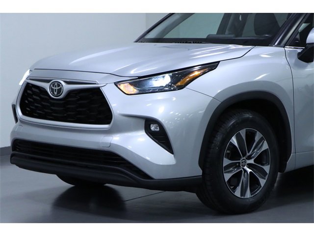 Vehicle image 2 of 31