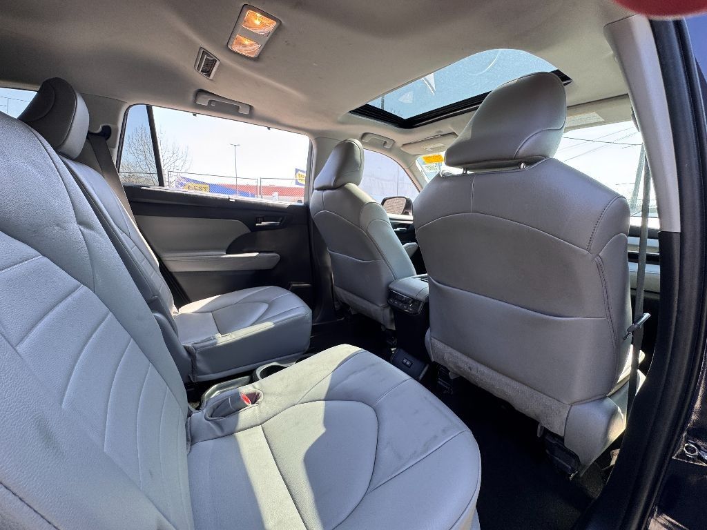Vehicle image 31 of 33