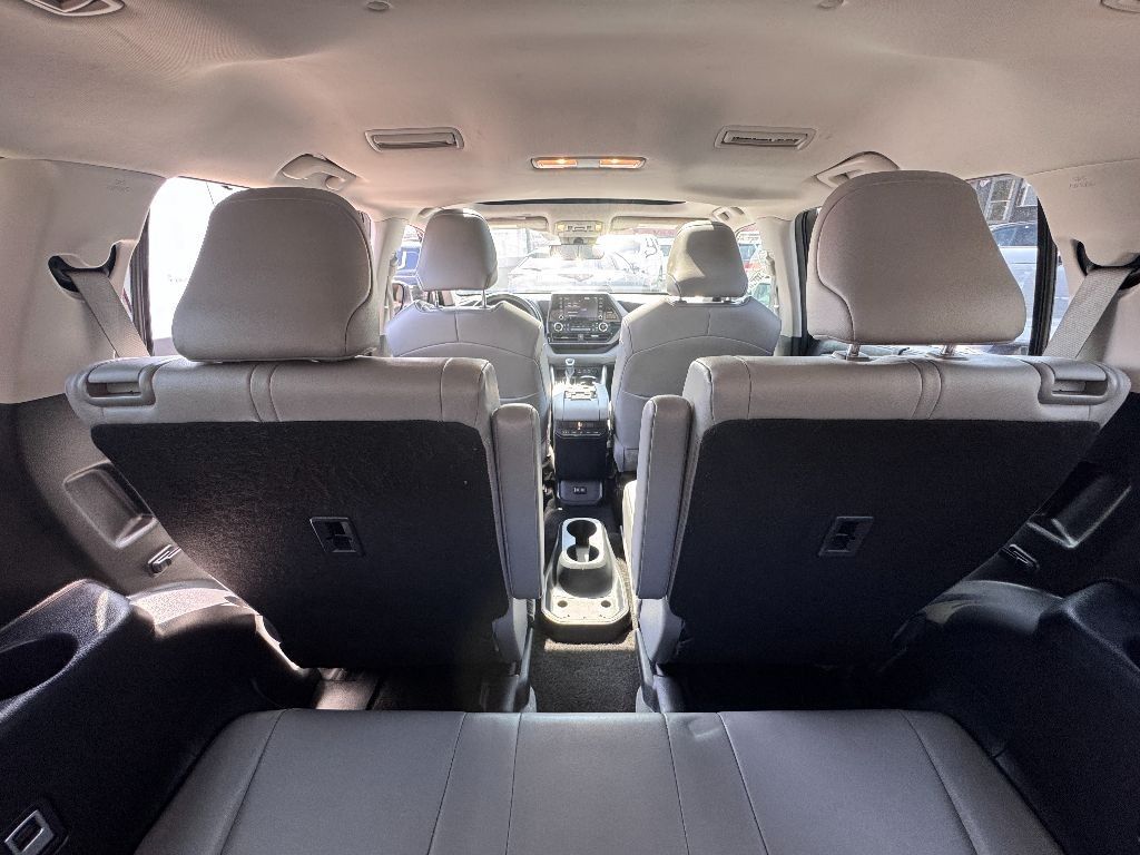 Vehicle image 10 of 33